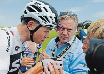  ?? PETER DEJONG
THE ASSOCIATED PRESS ?? Chris Froome treats his eyes for tear gas or pepper spray during the Tour de France on Tuesday.