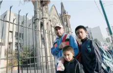  ??  ?? Los hijos de Jesús López acuden a la primaria Italia, pero después del 19-S deben tomar clases en una iglesia porque el plantel resultó afectado.