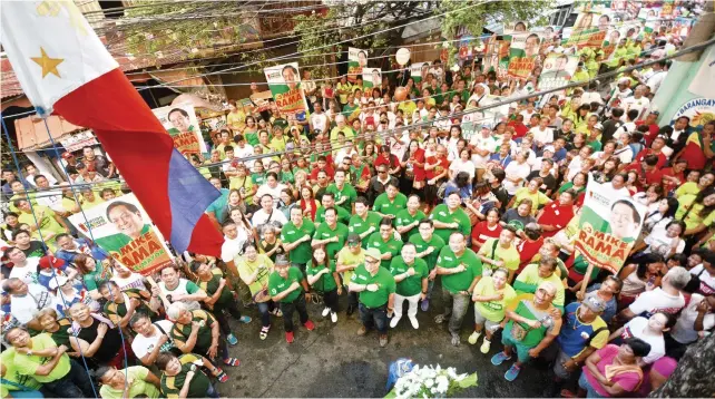  ?? SUNSTAR FOTO / AMPER CAMPAÑA ?? SYMBOLISM. Barug PDP-Laban candidates kick off their campaign sortie in Barangay Ermita, Cebu City in honor of their slain ally Felicisimo “Imok” Rupinta.