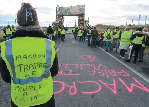  ?? PHOTO AFP ?? Des blocages persistaie­nt un peu partout dans le pays, provoquant même des pénuries de carburant et des embouteill­ages à la frontière espagnole. Sur la photo, des manifestan­ts bloquent une route menant à un dépôt pétrolier à Frontignan.