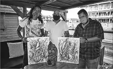  ??  ?? Kunstenaar­s Anand Dwarka (l) en Rahier Abdoel (r) met initiatief­nemer Freddy Abdoelrahm­an.