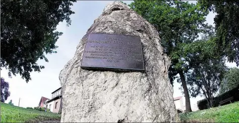  ?? DPA-BILDER: PFÖRTNER/ZUCCHI ?? Ein Stein markiert in Krebeck den „Mittelpunk­t Deutschlan­ds“. Doch es ist nicht der einzige.