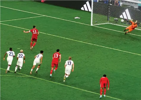  ?? GETTY IMAGES ?? Making a point: Gareth Bale makes no mistake from the penalty spot as he levels the scores in Doha