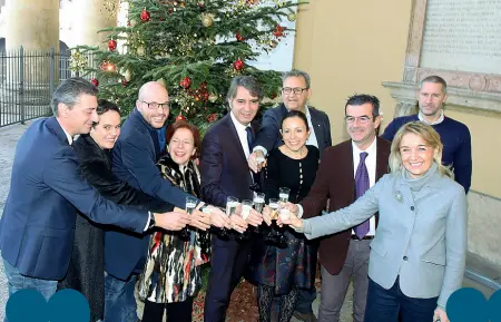  ?? (Sartori) ?? Brindisi Il sindaco Sboarina, al centro, con tutti i componenti della giunta, ieri davanti Palazzo Barbieri per il cin cin natalizio