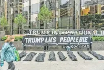  ?? STEPHANIE KEITH / AFP ?? Nueva York. Alientan protesta contra Trump por su campaña sanitaria.