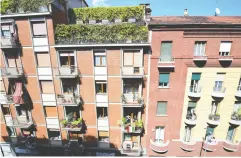  ?? Massimo Pinca / REUTERS ?? People on their balconies in Turin, Italy, on April 25.