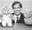  ?? 1986 PHOTO ?? Worlds of Wonder CEO Don Kingsborou­gh with talking bear Teddy Ruxpin and Fob.