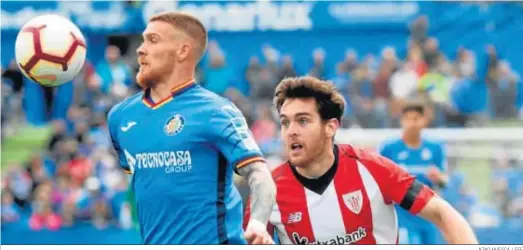  ?? KIKO HUESCA / EFE ?? Antunes consigue llevarse el balón con el pecho ante la presión de Ibai Gómez.