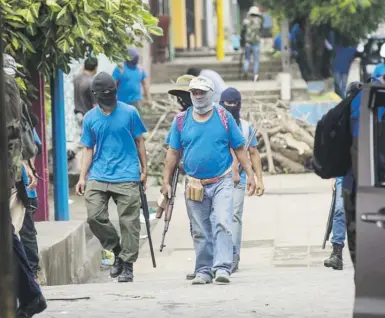  ?? Efe/ jorge torres ?? Varias personas con los rostros tapados vigilaban ayer las calles de la ciudad de Masaya en Nicaragua.