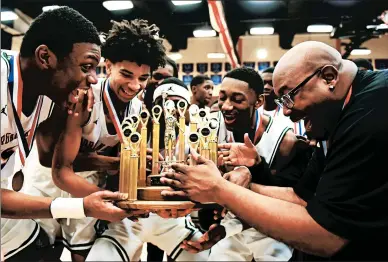  ?? GARY MIDDENDORF/DAILY SOUTHTOWN ?? Morgan Park players celebrate after defeating Farragut to win the championsh­ip at Big Dipper 46 on Dec. 29 in Richton Park.