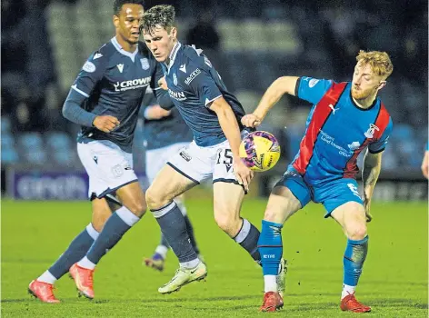  ?? ?? BATTLE: Dundee’s Josh Mulligan, middle, and Caley Thistle’s David Carson scrap for possession.