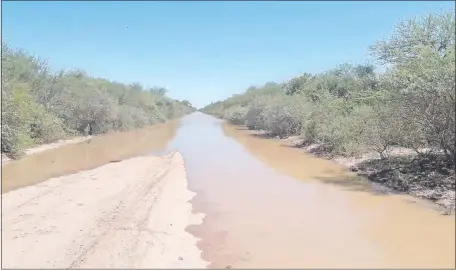  ??  ?? Camino de acceso a Pozo Hondo que ya se encuentra inundado tras la fuerte riada del Pilcomayo.