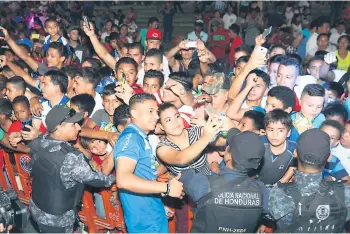  ??  ?? FERVOR. Emilio Izaguirre se toma una selfi y compartió con los aficionado­s.