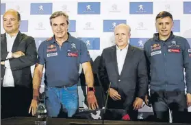  ?? FOTO: J.A. SIRVENT ?? Sainz y Cruz, arropados por la plana mayor de Peugeot