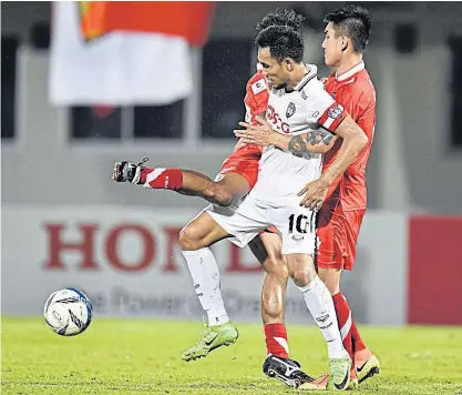  ??  ?? Muang Thong’s Teerasil Dangda, No.10, in action against Thai Honda in a league match this season.