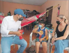  ?? ?? El gobernador Mauricio Vila Dosal visitó en Celestún al niño José Adrián Martínez Poot. El Programa de Apoyo a Pacientes con Cáncer del Hospital General “Dr. Agustín O'Horán” le dará respaldo por su enfermedad