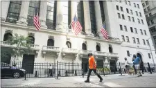  ?? MARK LENNIHAN — THE ASSOCIATED PRESS FILE ?? At the New York Stock Exchange, traders are looking at another busy week for corporate earnings news.