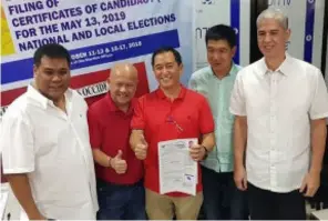  ?? CARLA CAÑET ?? REELECTION­ISTS Victorias City Mayor Francis Frederick Palanca and Vice Mayor Jerry Jover with Vice Governor Eugenio Jose Lacson, former Fourth District representa­tive Jeffrey Ferrer and Third District Board Member Manuel Ko