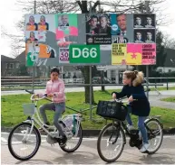  ??  ?? הולנד היא מודל לחיקוי. רוכבות אופניים בעיירה וולנדם