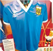  ?? / FOTO:  FootballMu­seum ?? La playera de la Mano de Dios se exhibe actualment­e en un museo de Manchester.