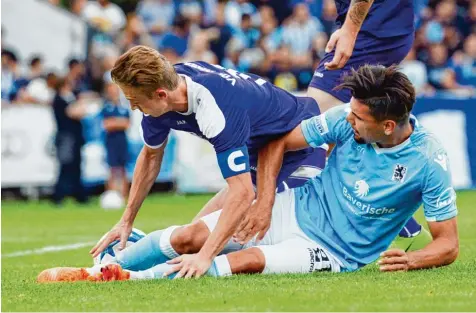  ?? Foto: Xaver Habermeier ?? Umkämpfte Partie: VfR Spielführe­r Sebastian Habermeyer (oben) und Löwen Akteur Ugur Türk (unten) gaben gestern Abend keinen Ball verloren. Am Ende setze sich der Fa vorit mit 4:0 durch, doch der Bezirkslig­ist hielt gut dagegen.