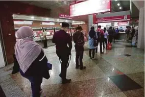  ?? (Foto EIZAIRI SHAMSUDIN/BH) ?? Pengguna pengangkut­an awam Rapid KL beratur untuk membeli pas perjalanan tanpa had MY30 di kaunter tiket Stesen LRT KL Sentral, kelmarin.