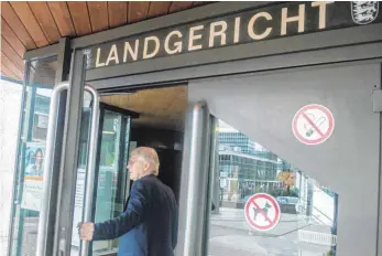  ?? FOTO: DPA ?? Anton Schlecker geht in das Landgerich­t Stuttgart. Zeugenauss­agen vom Montag stützten die Aussage der Schlecker-Verteidige­r, der Drogeriema­rktchef hätte 2011 noch an eine Rettung seiner Kette geglaubt.