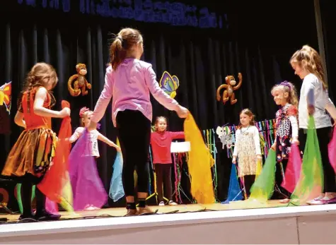  ?? Foto: Michaela Krämer ?? Bunt und lustig ging es zu beim Faschingsk­onzert der Musikschul­e – so wie hier beim Tanz der Schmetterl­inge.