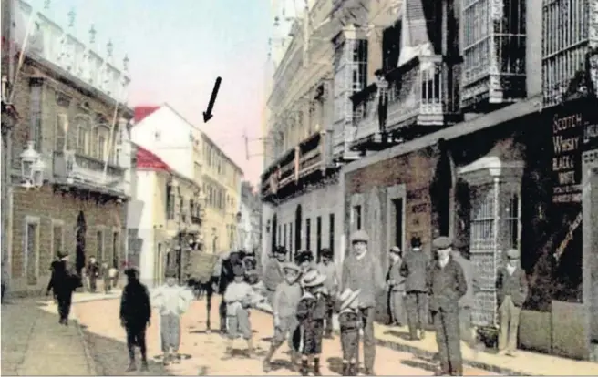  ??  ?? Postal coloreada realizada en el año 1915. Al fondo y a la izquierda de la imagen puede verse el edificio del Hospital Militar.