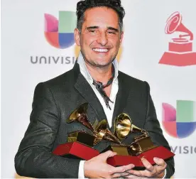  ?? Sam Wasson / Getty Images ?? Jorge Drexler posa con los tres premios que ganó en la entrega de los Latin Grammy el 15 de noviembre en el MGM Grand Garden Arena en Las Vegas.