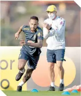  ?? FOTO: EFE ?? Neymar arribó el lunes, en helicópter­o, a la concentrac­ión de la Canarinha. /