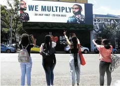  ?? Picture: Veli Nhlapo ?? Students in Braamfonte­in, Johannesbu­rg take pictures of a screen display of award-winning rapper Riky Rick who died on February 23.