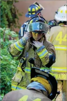  ?? MICHAEL CANDELORI — FOR DIGITAL FIRST MEDIA ?? A firefighte­r takes a break at the scene of the Cliff Park Apartments blaze.