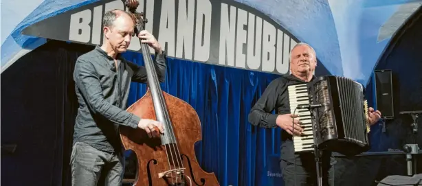  ?? Foto: Thomas Eder ?? Ein besonderes Duo: Klaus Paier (rechts) und Florian Dohrmann waren im Neuburger Jazzkeller zu Gast.