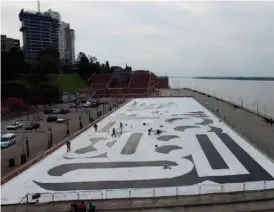  ??  ?? Siquier. El gran artista presenta su obra frente al río Paraná, en Rosario.