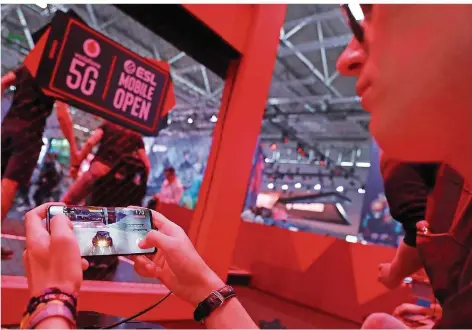  ?? FOTO: OLIVER BERG/DPA ?? Ein Besucher der Messe Gamescom in Köln testet ein Videospiel über das 5G-Mobilfunkn­etz.