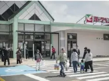  ??  ?? Le centre commercial dit « des cerisiers » accueille à nouveau les résidents de Tomioka. La mairie a célébré l’événement.
