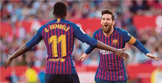  ?? [FOTO AFP] ?? Messi (kanan) meraikan jaringanny­a bersama Dembele ketika membantu Barcelona mengalahka­n Sevilla 4-2.