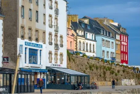  ??  ?? Le port de Rosmeur, actuel port de pêche de Douarnenez, est devenu un très agréable lieu touristiqu­e fermé aux voitures et réservé aux piétons, garni de terrasses de café et de restaurant­s, avec une vue imprenable sur la baie. Photos : le quai du Grand-port et ses façades colorées.