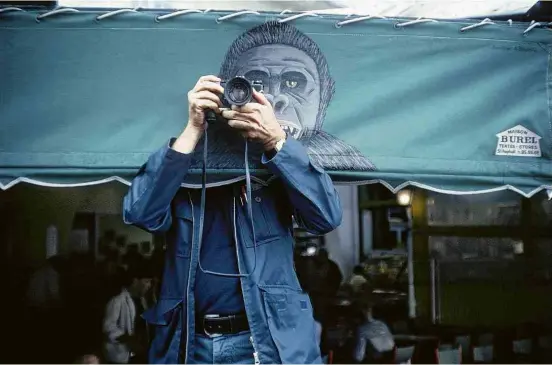  ?? Elliott Erwitt/Magnum Photos/Divulgação ?? Autorretra­to de Elliott Erwitt feito em Saint-Tropez, em 1979; imagem faz parte da mostra ‘Players’, em cartaz em Madri