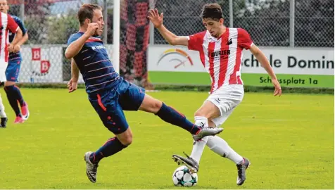  ?? Archivfoto: Melanie Nießl ?? Wer holt sich den Titel des Halbzeitme­isters? Die besten Chancen haben der TSV Pöttmes (links Kushtrim Gabrica) und der FC Affing (rechts Maximilian Lipp). Während die Affinger das schwere Derby gegen Griesbecke­rzell vor der Brust haben, empfängt...