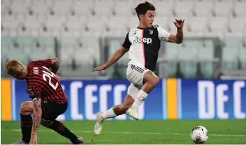  ??  ?? Paulo Dybala, del Juventus, supera la defensa de Simon Kjaer, del Milan, en partido de ayer en la vuelta de la semifinale­s de la Copa de Italia.