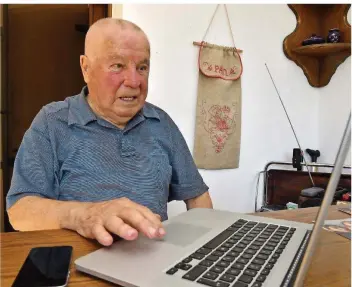  ?? FOTO: BECKER&BREDEL ?? Manfred Pilger aus Friedrichs­thal arbeitet zuhause mit PC, Laptop, Smartphone und Tablett. Er ist 92 Jahre alt und erlernte den Umgang mit digitaler Technik an der Volkshochs­chule (VHS).