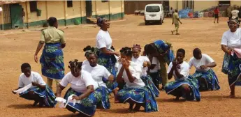  ??  ?? Female inmates performing at the event