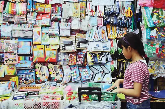  ?? CZAR DANCEL ?? HABANG MABABA PA ANG PRESYO May ilan na maagang namimili ng gamit sa eskuwela sa Divisoria sa Maynila, habang mababa pa ang presyo nito at hindi pa siksikan ang mga mamimili. Inihayag ng Department of Trade and Industry na nagsimula nang magtaas-presyo...