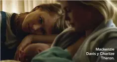  ??  ?? Mackenzie Davis y Charlize Theron.