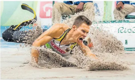  ?? FOTO: BUETTNER/DPA ?? Markus Rehm, hier bei seinem Goldmedail­len-Gewinn bei den Paralympic­s 2016 in Rio, wird in Rehlingen die Weitsprung-Grube aufmischen.