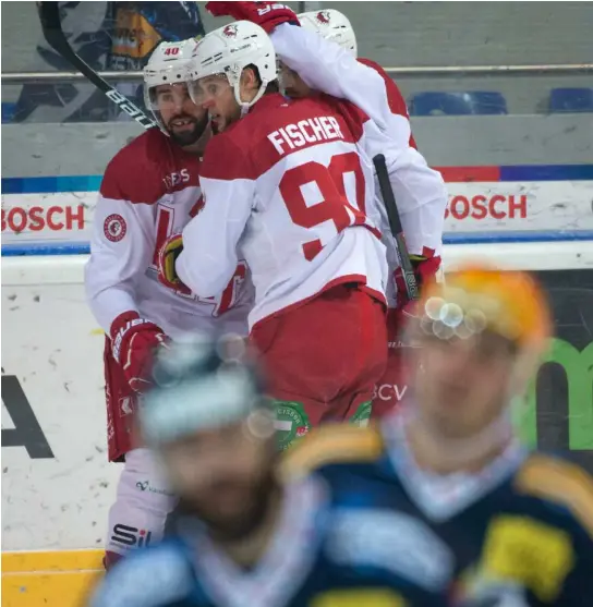  ?? TI-PRESS/GIANINAZZI ?? Etienne Froidevaux e Jannik Fischer s’abbraccian­o dopo il 4-1