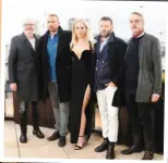  ?? PHOTOS WENN ?? Jennifer Lawrence a opté pour une robe décolletée, malgré le froid, lors d’une rencontre avec les médias londoniens. En mortaise : l’actrice entourée de ses comparses Francis Lawrence, Matthias Schoenaert­s, Joel Edgerton et Jeremy Irons.