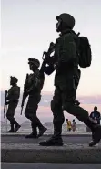  ?? FOTO: DPA ?? Brasiliani­sche Soldaten patrouilli­eren an der Copacabana.